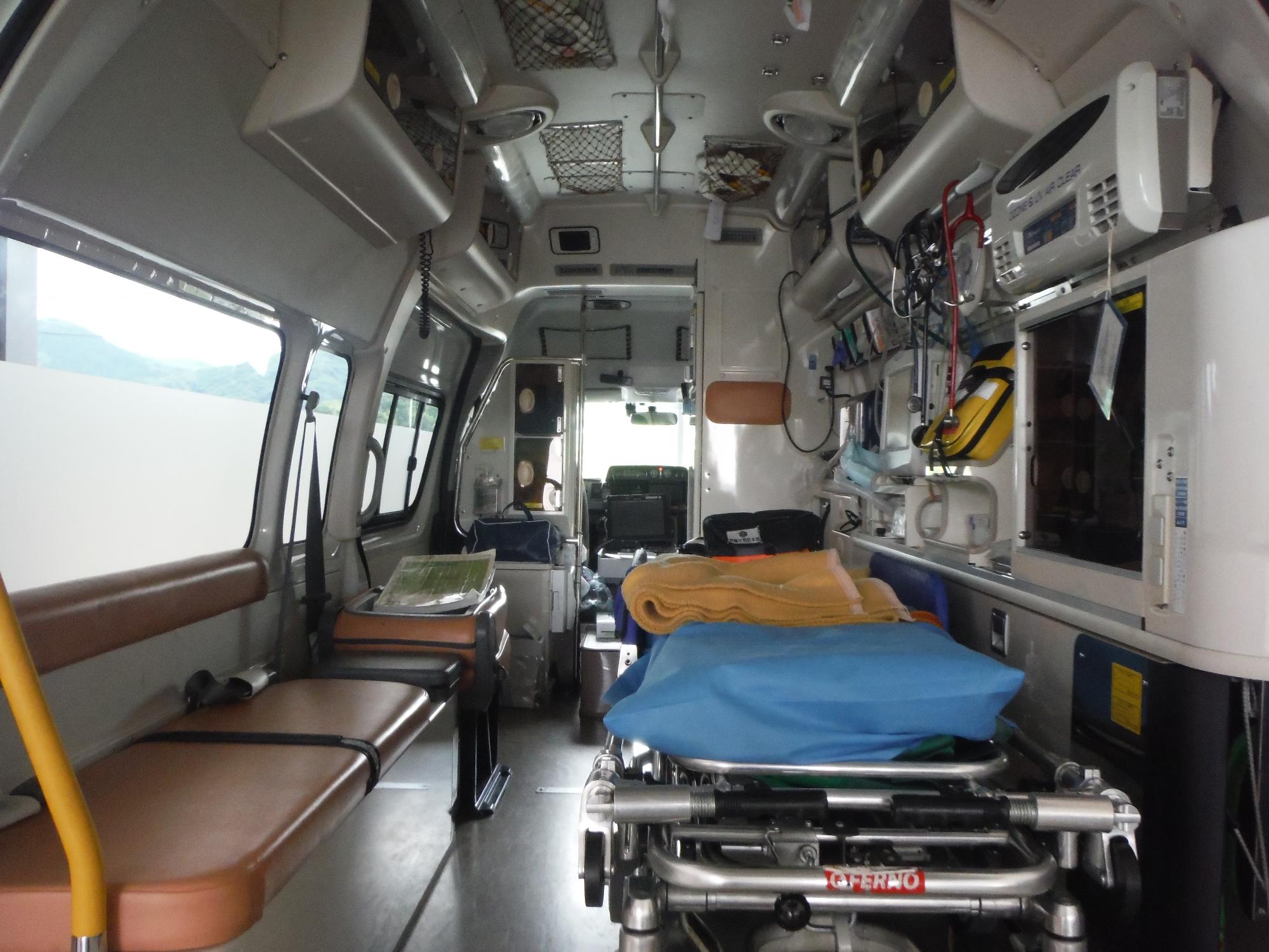 後ろから撮影した救急車内の画像