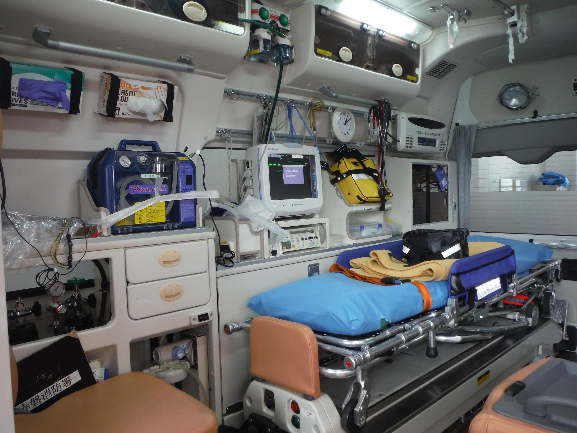 救急車内の資機材の画像