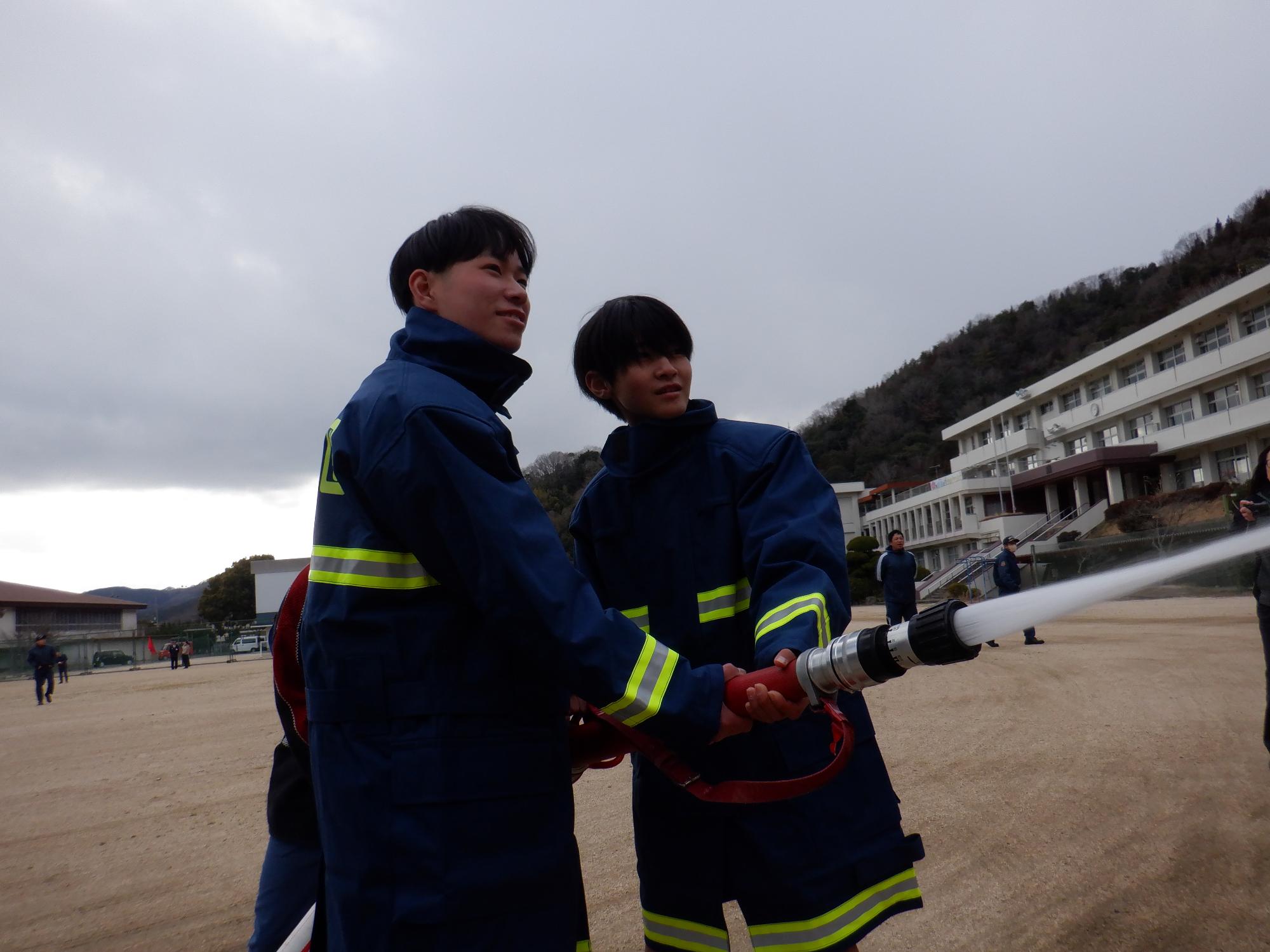 中学生の放水活動