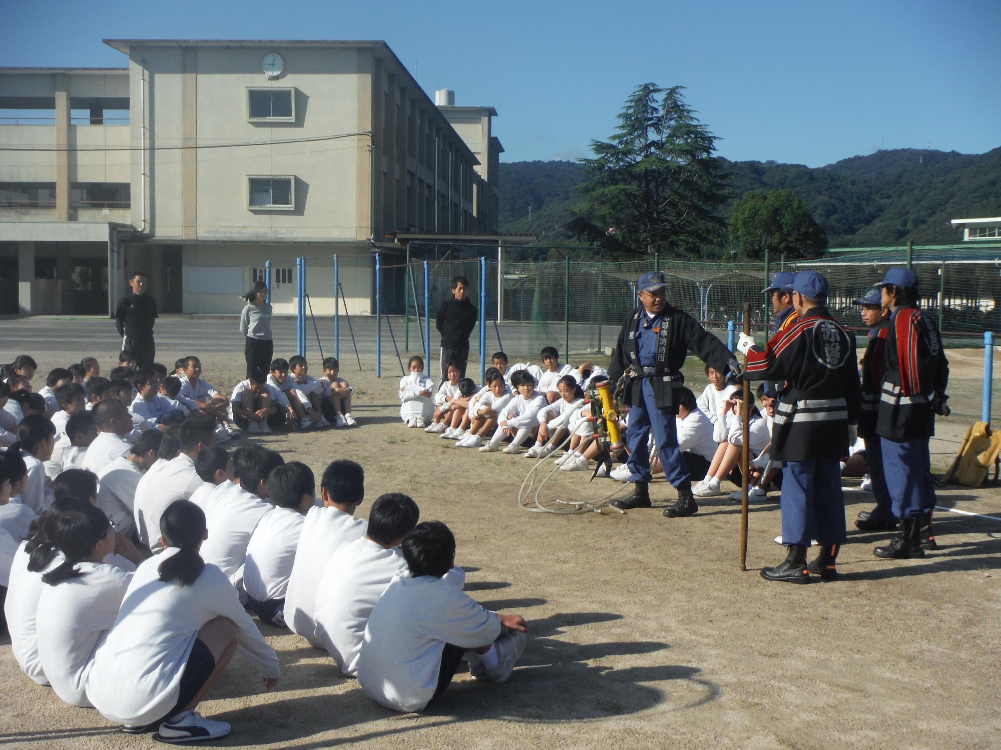 消防団員の説明を受ける中学生