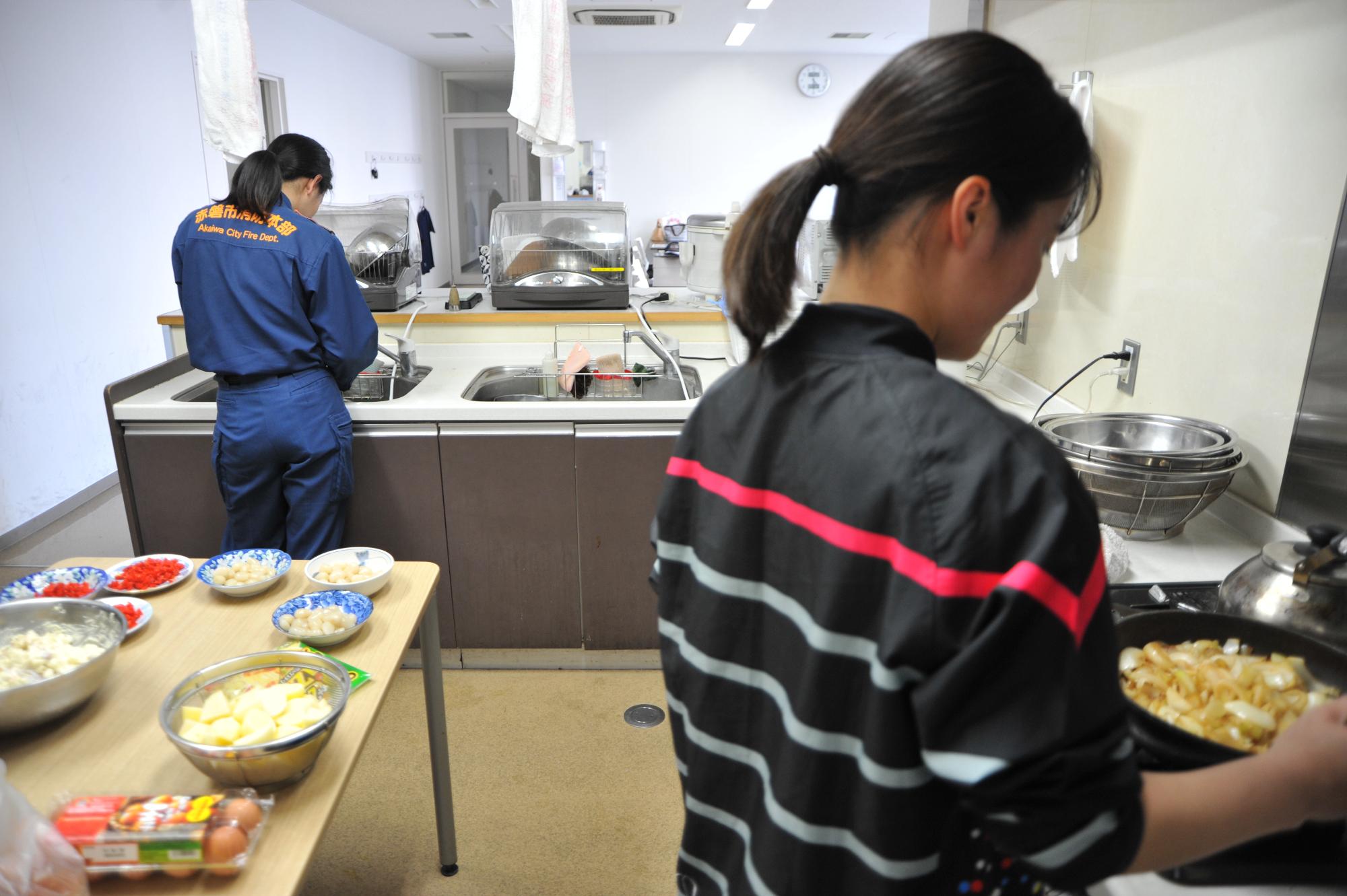 カレー作りを体験する女性消防職員希望者