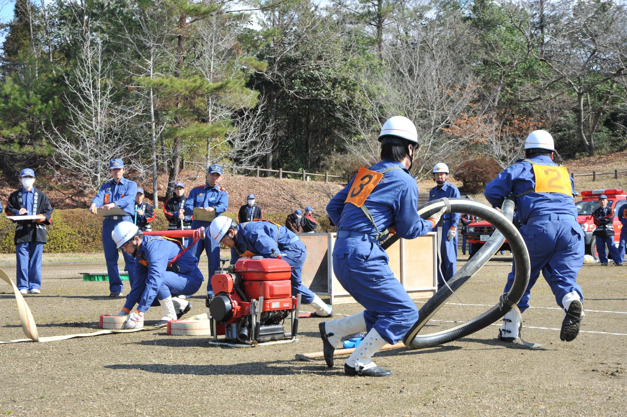 小型ポンプ操法を行う消防団員