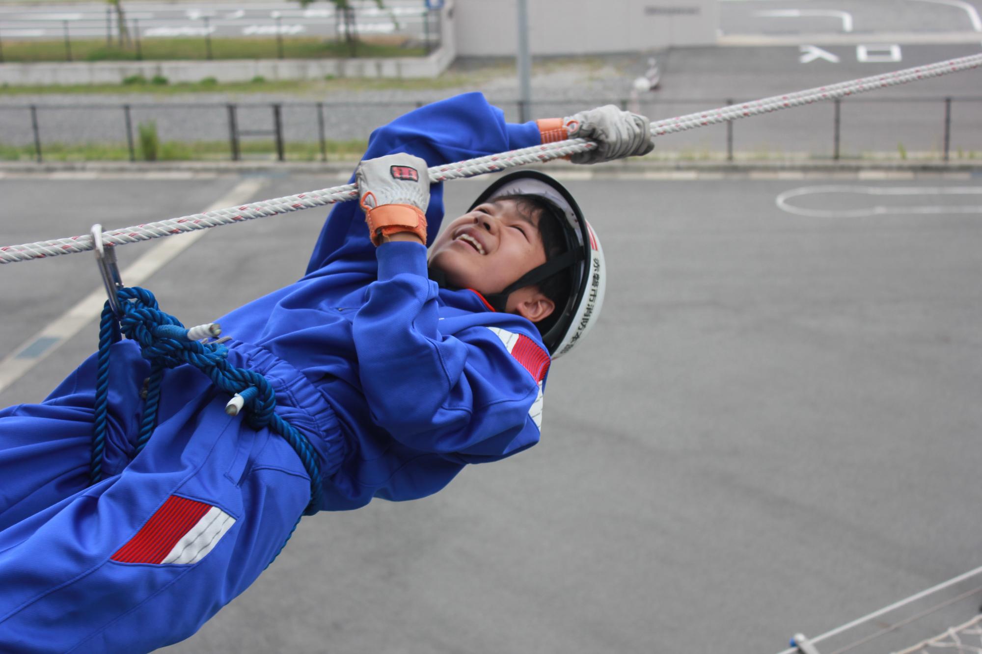 渡過をする中学生