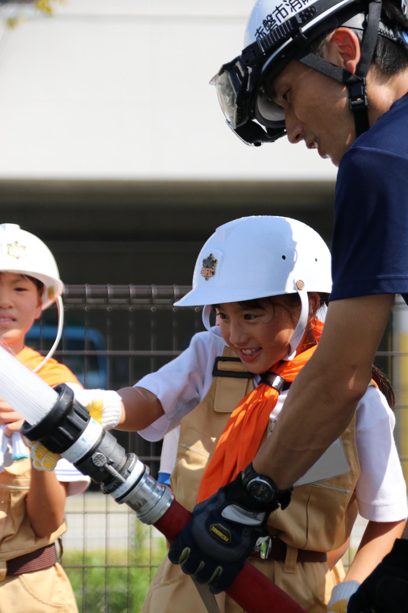 放水体験中の少年消防クラブ員