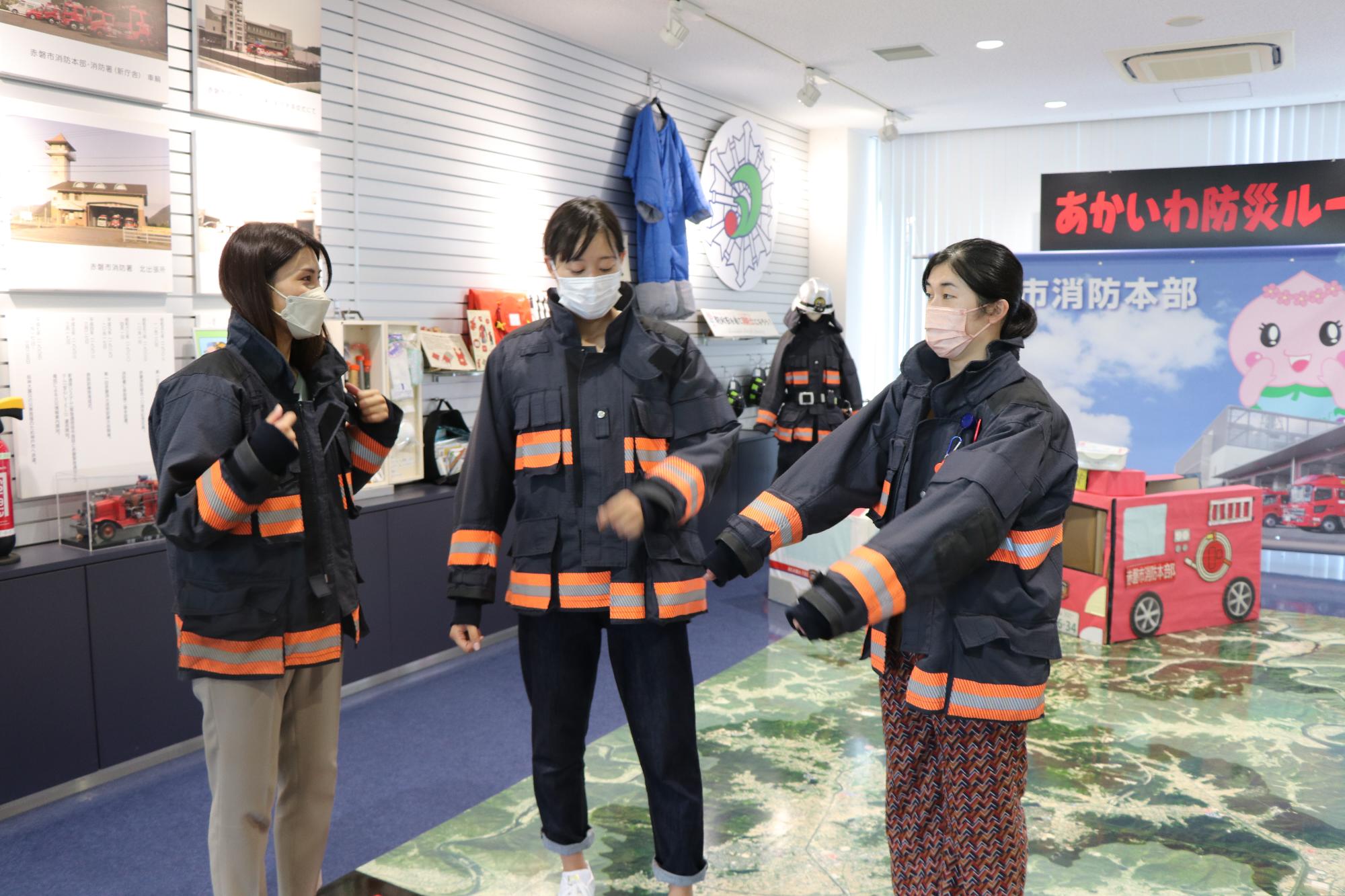 岡山シーガルズの選手が防火服を着ている画像