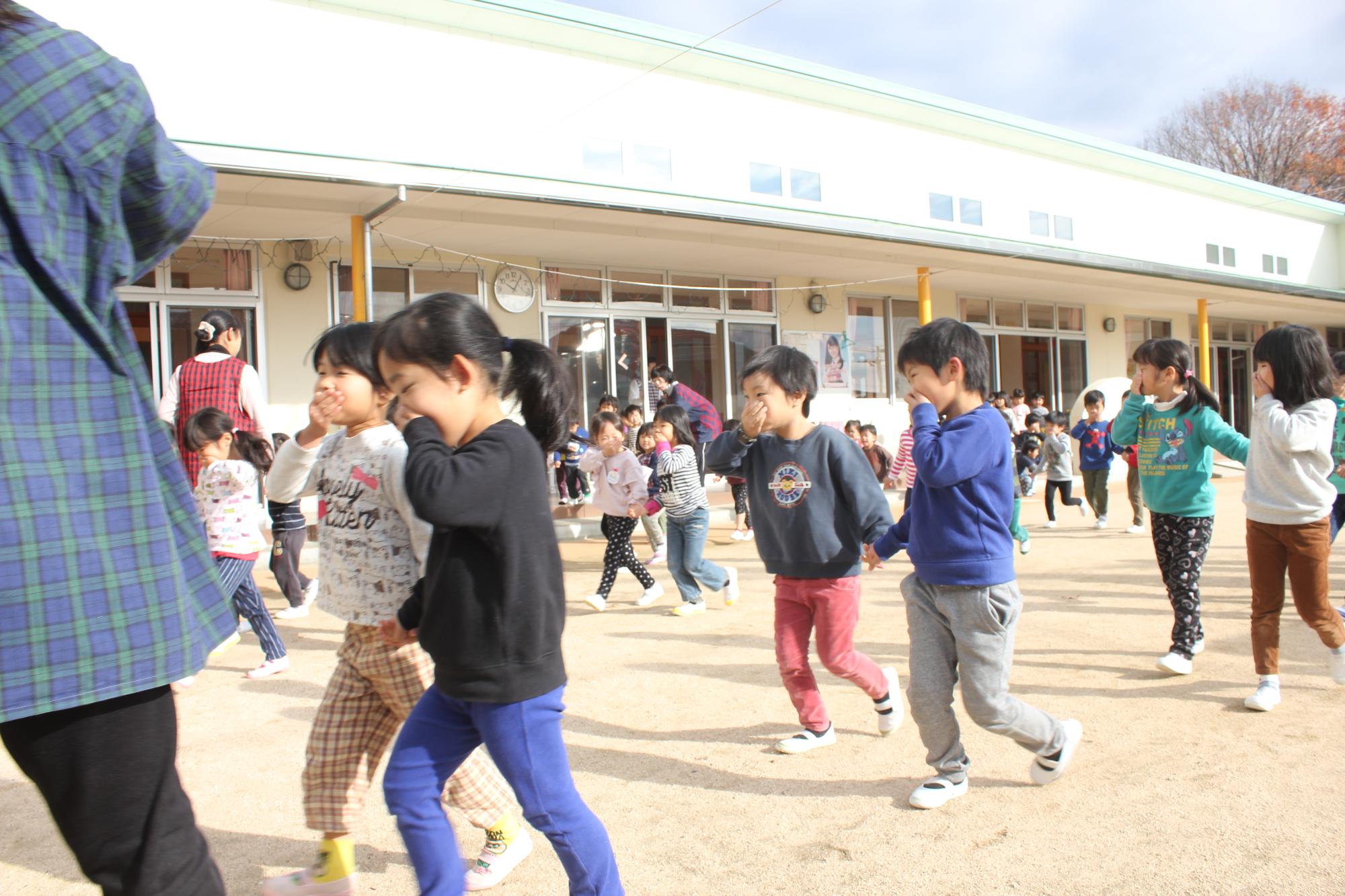 避難する園児の画像