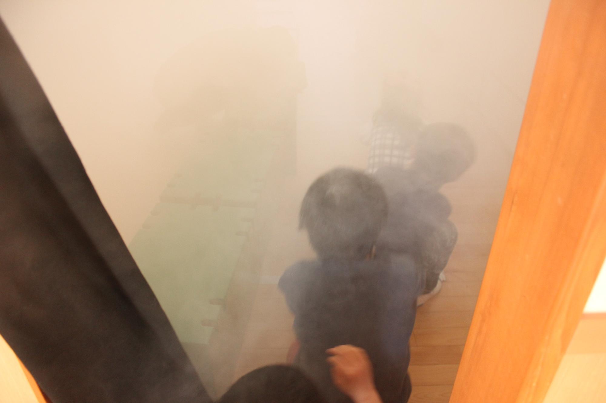 煙の中に入る園児の画像