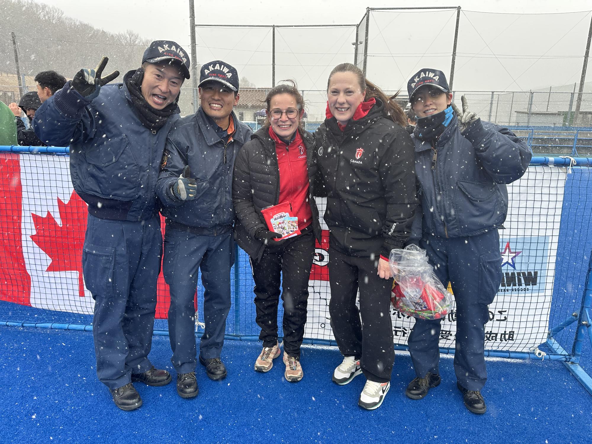 消防士とコーチで記念写真