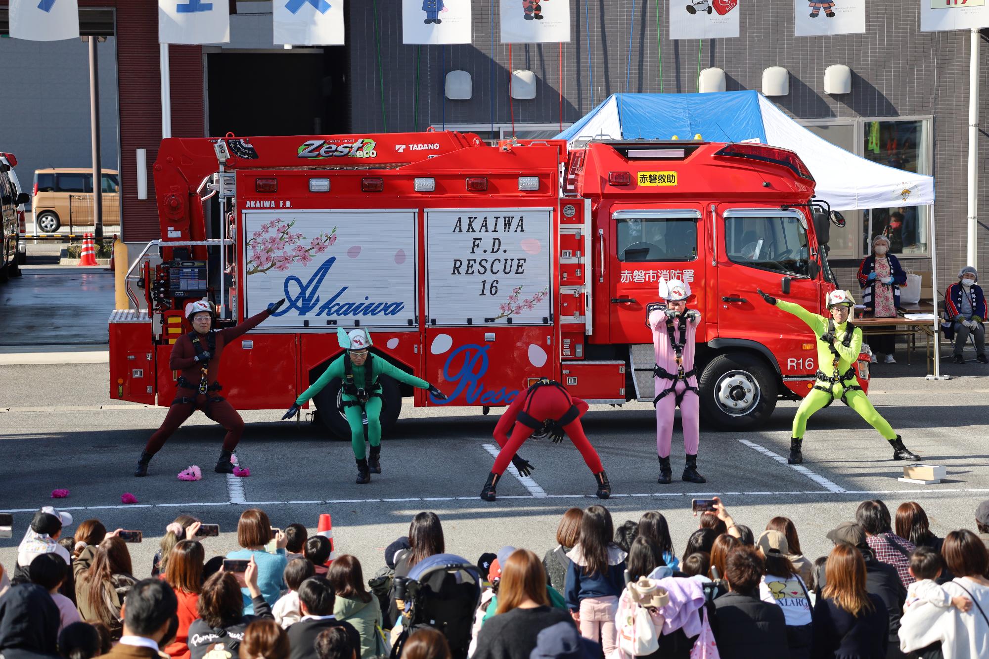 消防隊員が戦隊を演じている。
