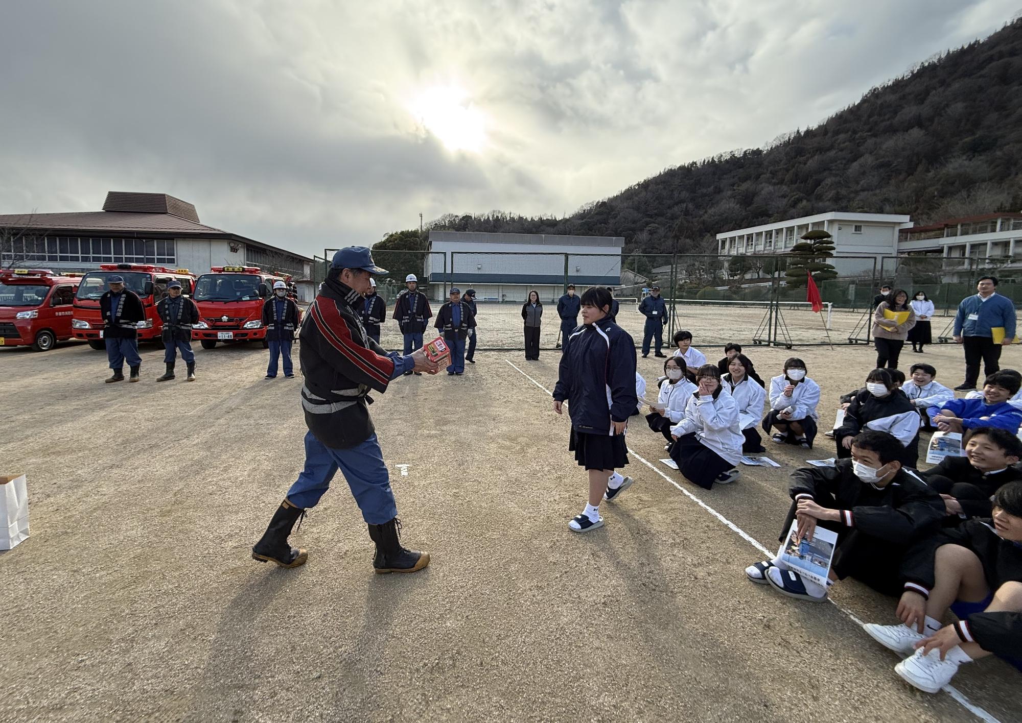 副方面隊長から記念品の贈呈