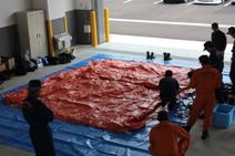 援助隊資機材取扱訓練で床に広げた大型テントの写真