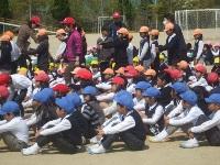 避難訓練でグラウンドに整列している児童の写真