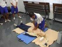 職場体験で人形を使い救急救命の訓練をする生徒の写真