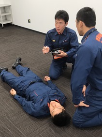 横たわる患者役の隊員と救助役の隊員の写真