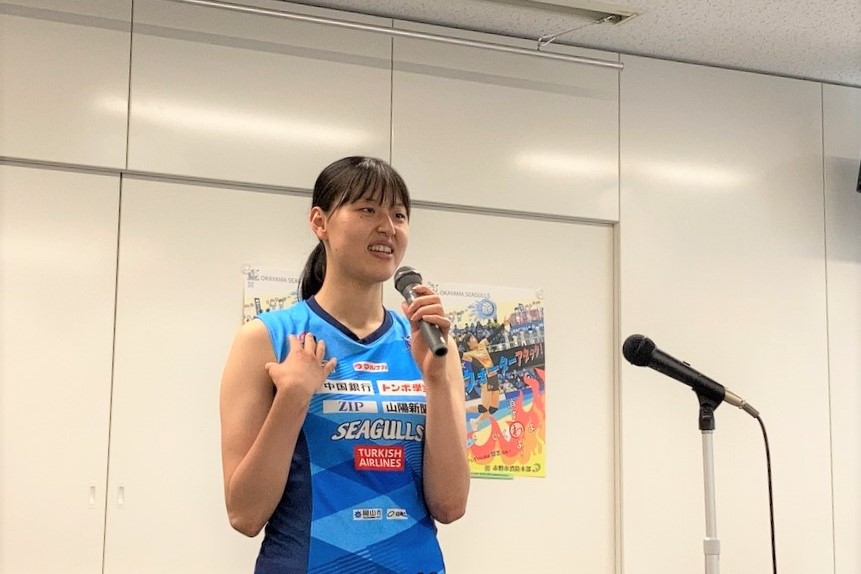 ユニフォーム姿であいさつする金田選手