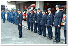 整列する消防隊員の写真