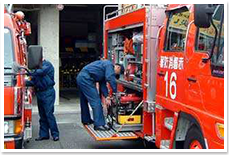 消防車の車両点検をしている二人の消防士の写真
