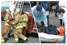 消防ホースを運ぶ消防士たち、担架の人を運ぶ隊員たちの写真