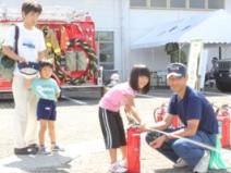 児童が消火器による消火訓練に参加する様子