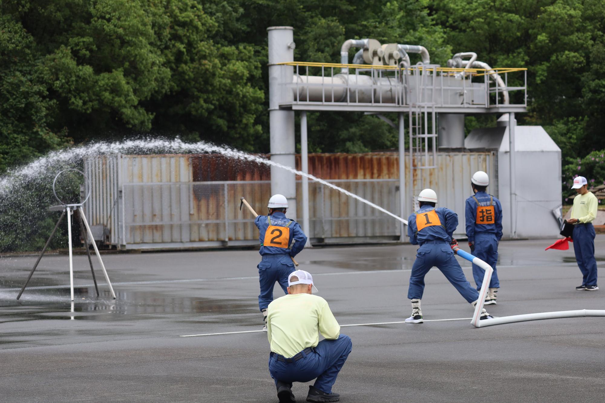 火点に向けて放水中