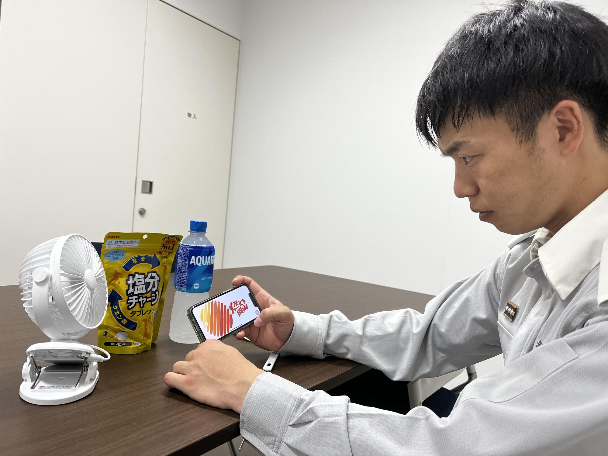 熱中症グッズ見ながら、厳しい表情で嘆くように語る救急救命士