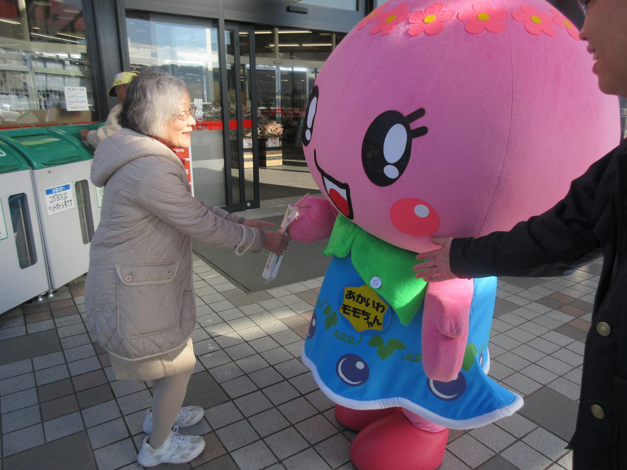 街頭啓発を行っている写真