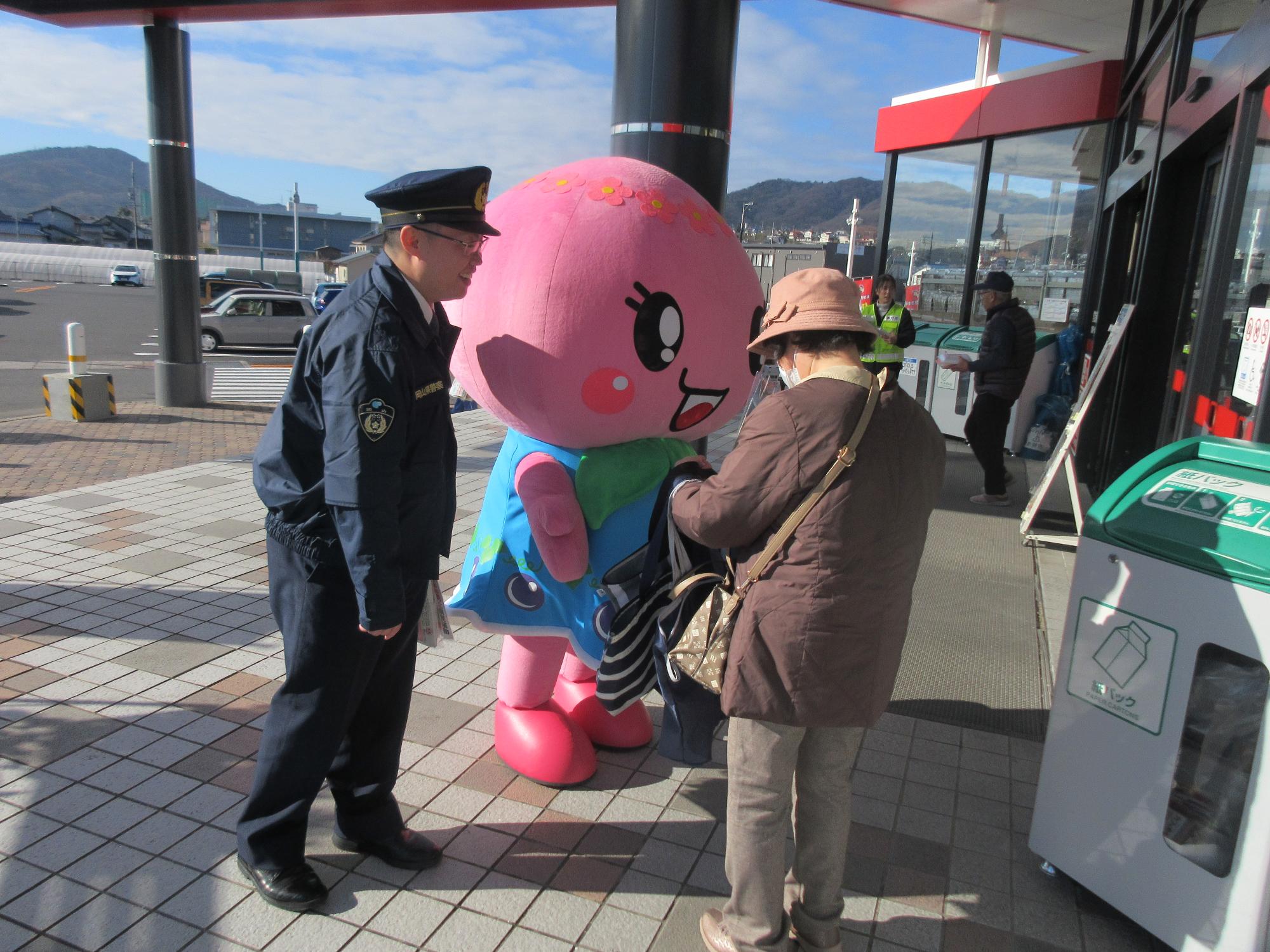 街頭啓発を行っている写真