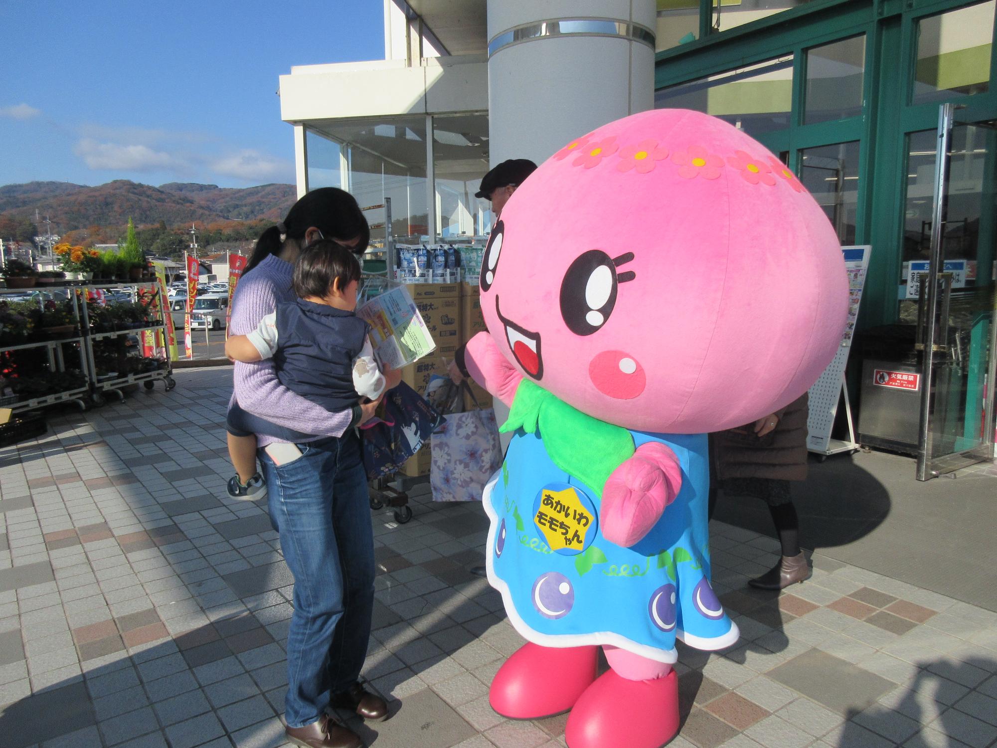 街頭啓発を行っている写真